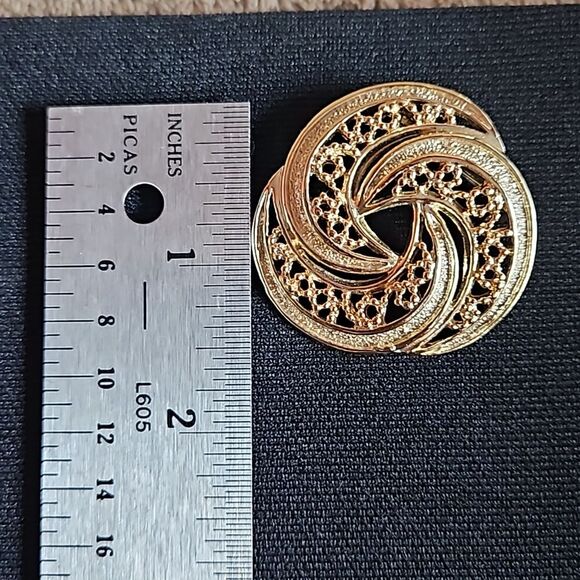 Vintage Whimsical Openwork Gold Knot Pin Brooch by Gerry's Creations - Picture 7 of 7